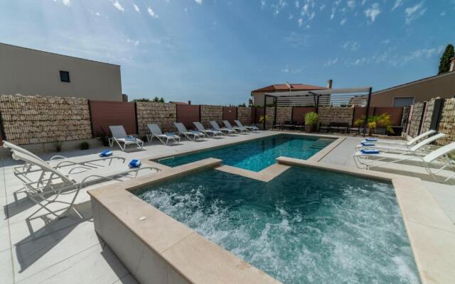 PINNA RESIDENCE - Datul