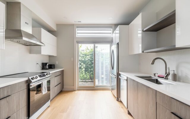 Cozy Houses in Downtown Toronto by GLOBALSTAY