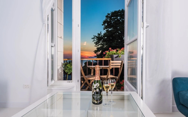 Aquamarine The Sea View Apartment