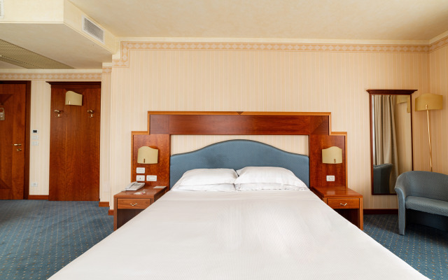 PHI Hotel Astoria