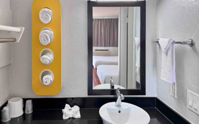 Motel 6 Ontario, CA - Airport