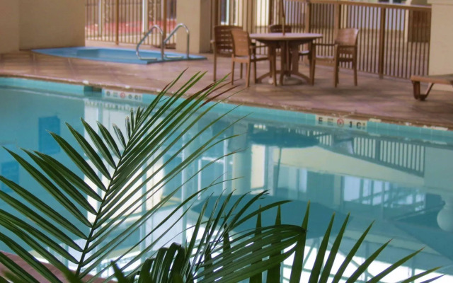 Days Inn by Wyndham Montgomery Near AUM