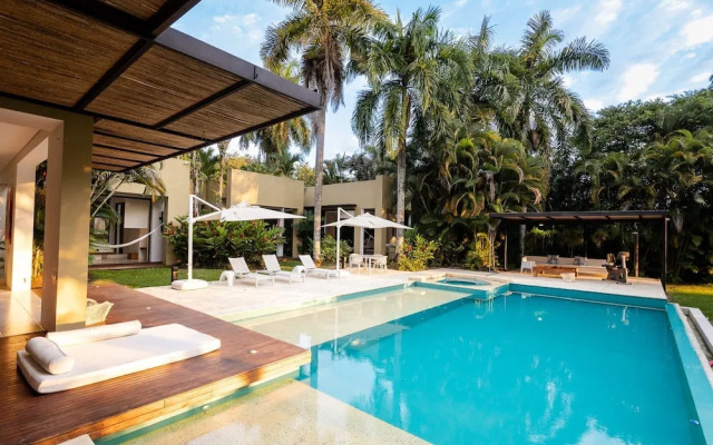 Yeguas Z77 by Wynwood House