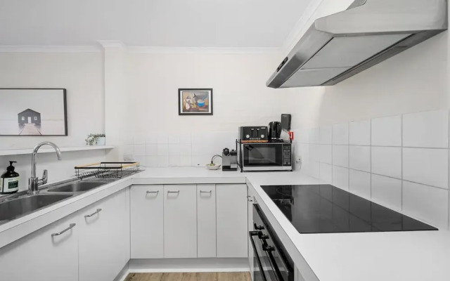 Stylish 1-bed Stay With Balcony & Study