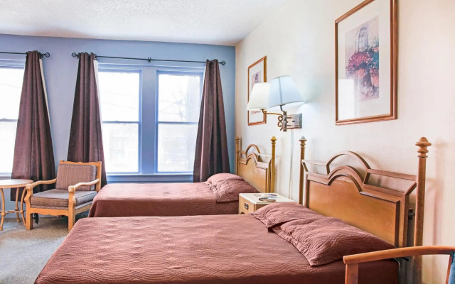 OYO Cameron Historic Hotel Brownsville I-69E