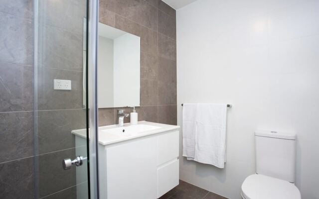 Designer Executive Apartment + Parking near Train