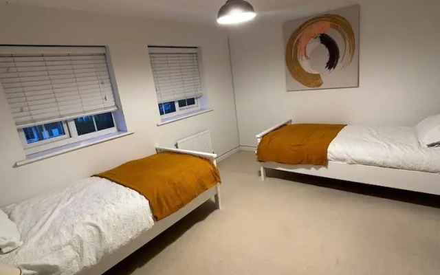 Dartford, 4 Beds, Sleeps 8, Near Bluewater and M25