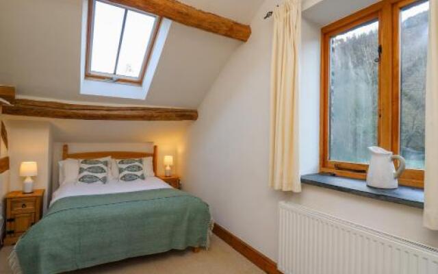 Hendre Bach Barn