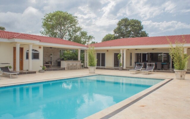 Touch of elegance! 6 Bedroom near the beach