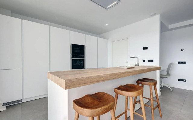 Brand New, Elegant Three Bed Apartment