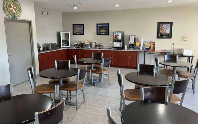 Days Inn - Near Kansas Speedway