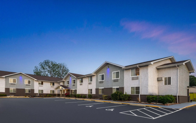 Super 8 by Wyndham South Boston VA