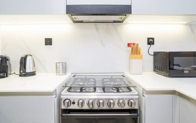 HomesGetaway Cozy 1BR in Binghatti Canal