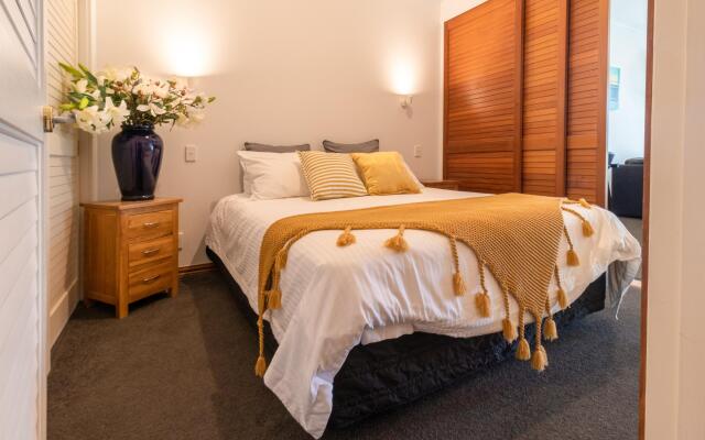 Beautiful sea views - Large 1 Br Free Parking