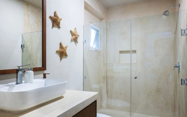 Enchanting 4 Bedroom PH With Beach Front