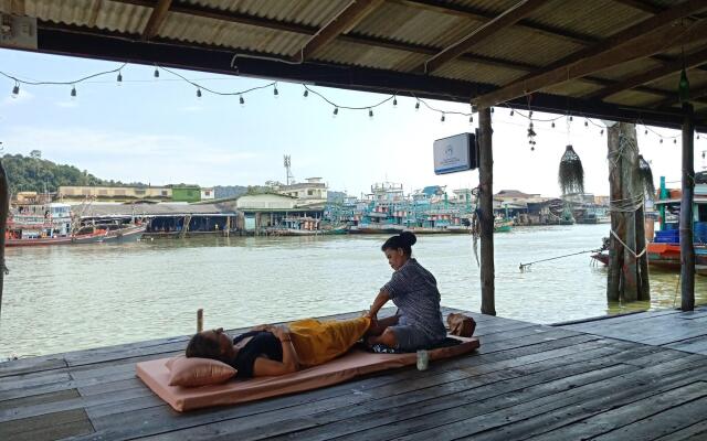 Rub Lom Chom Klong  by Fisherman Village