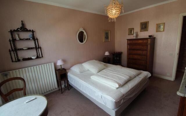 Le Maïtia Avec Les Cles De Saint Jean De Luz