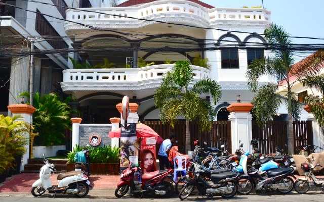 Mad Monkey Phnom Penh - Hostel