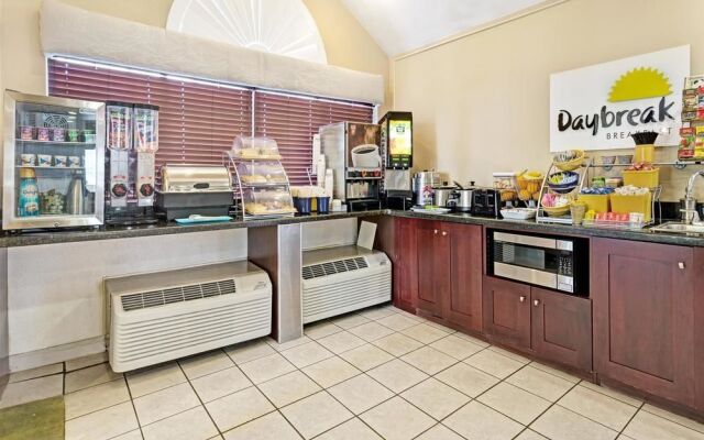 Days Inn and Suites by Wyndham Greeley