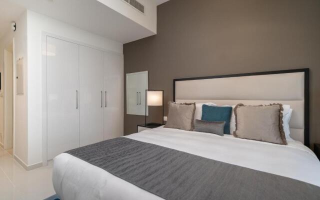 HiGuests - Elegant Studio with Pool and Private Balcony