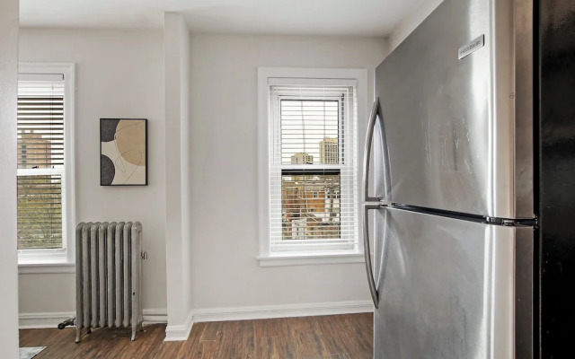 Sleek 2BR - Hyde Park 405