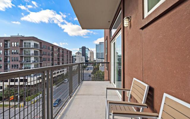Deep Cleaned Modern 2BR Apt Downtown Location