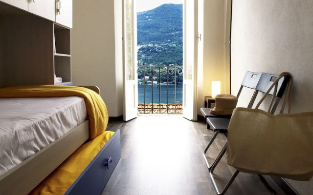 JOIVY Stunning 2-BR Flat w/ Balcony