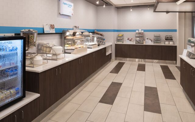 Holiday Inn Express & Suites Kingdom City by IHG