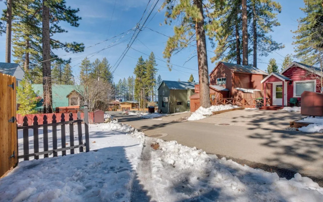 Walk to Beach: Dog-friendly Cabin in Glenbrook!