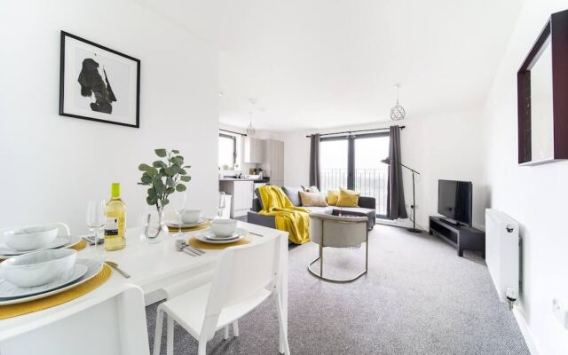 Livestay - One Bed Apt, Free Parking, Sleeps 4