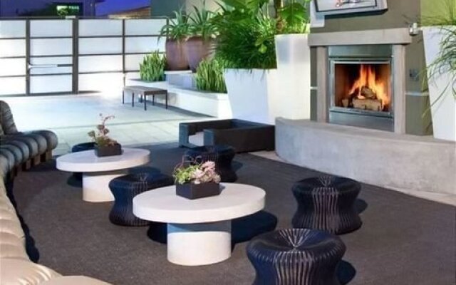 MDR Loft 1 Br condo by RedAwning