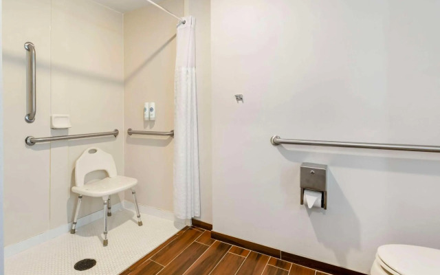 Comfort Suites East Brunswick - South River