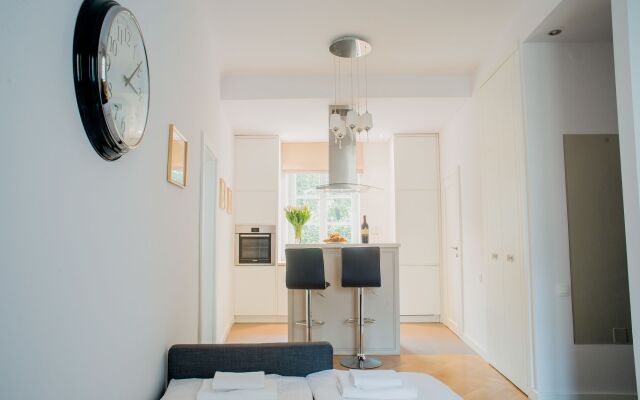 Apartment Swietojanska Warsaw by Renters