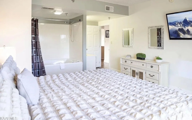 Smoky Mountains 610 3BD Condo with Fireplace and Jacuzzi Tub by RedAwning