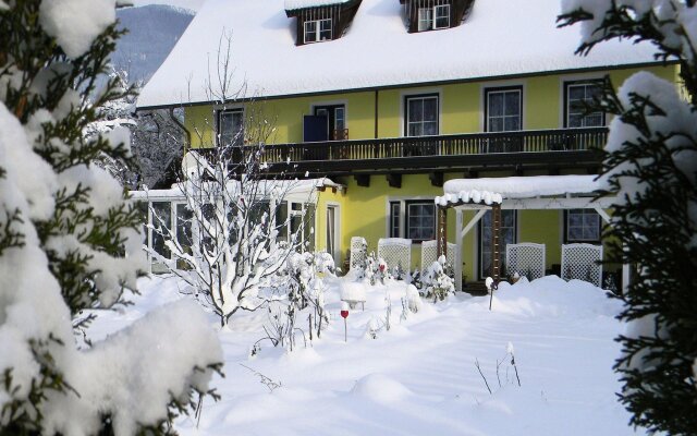 Charming Apartment in Feld am See, 100 m from Lake
