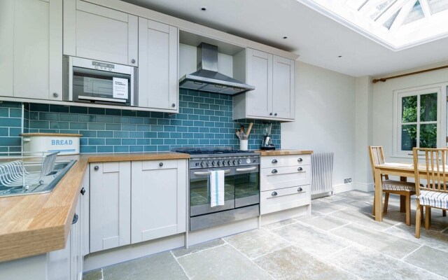 Marvelous 3BR Kennington House w Garden by GuestReady