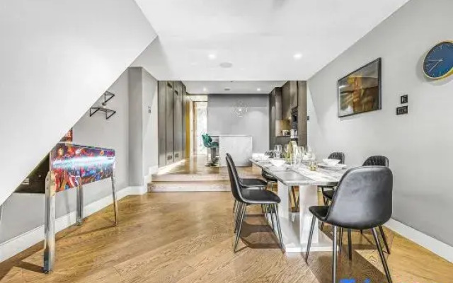 The Royal Mews - Soho - by Frankie