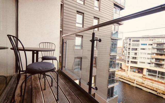 Deluxe City Apt, Riverside Canal View&free Parking