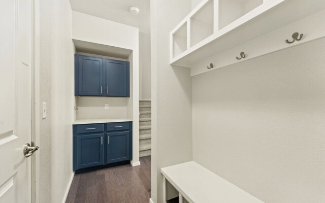 First Class Stylish Townhome Near Old Town!