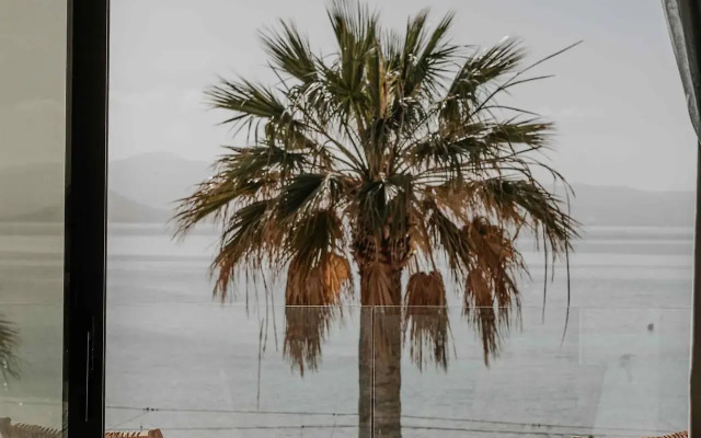 Ostrako Beachside Suites