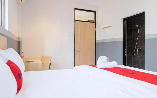 RedDoorz Near Mall Taman Anggrek
