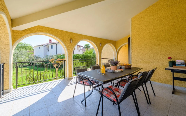 Spacious Apartment With Garden