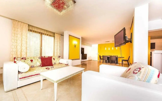 Luxury Apartment In Versace Style