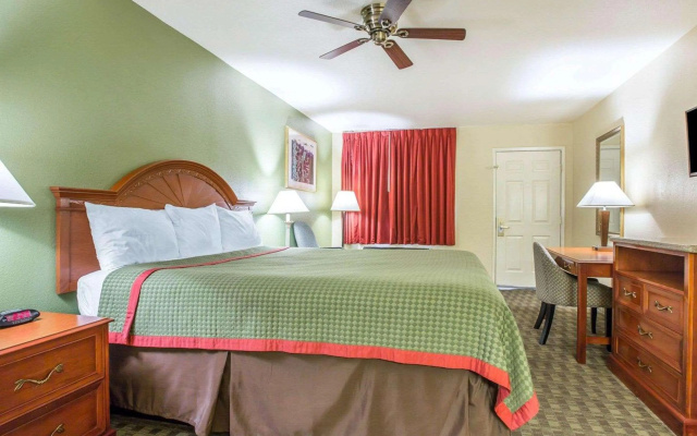 Rodeway Inn Delano
