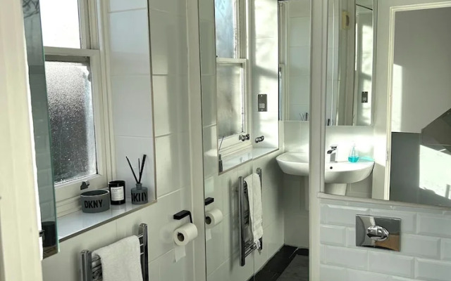 Remarkable 2-bed House in London