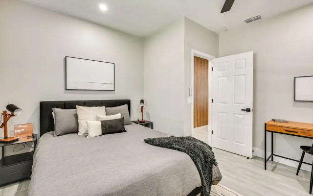 Modern Lakeland Golf Retreat w/ Putting Green