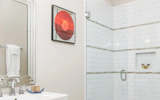 4BR/3BA Music Row House A by RedAwning