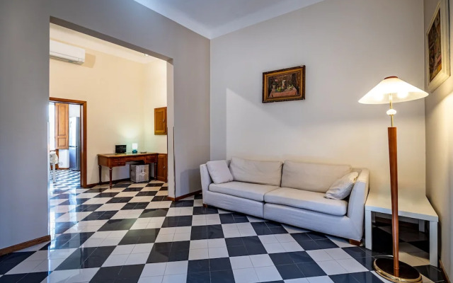 YiD elegant near tramvia