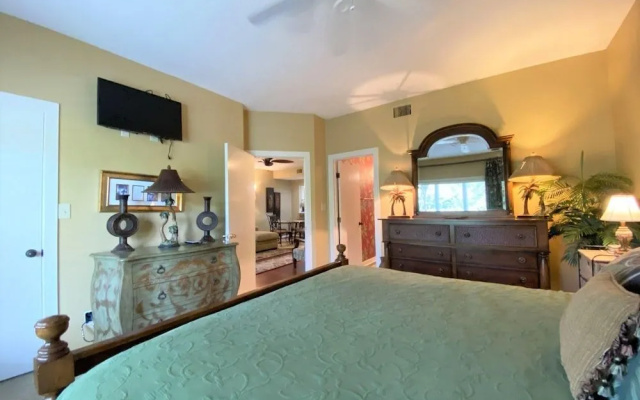 Beautiful Furnishings! Great Location!