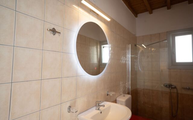 1 Bd Emerald Apt w Sparkling Shared Pool